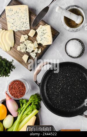 Vue de dessus des ingrédients pour risotto avec riz rose, poire et fromage bleu Banque D'Images