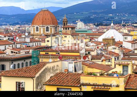 Le dôme de Basilica di San Lorenzo et une publicité juxtaposée Martini dans ce paysage urbain sur les toits de Florence, en Italie. Banque D'Images