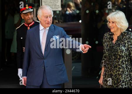 Londres, Angleterre, Royaume-Uni. 30 avril 2024. LE ROI CHARLES III accompagné de LA REINE CAMILLA visite le University College Hospital Macmillan cancer Centre alors qu’il reprend officiellement ses fonctions publiques après avoir pris du temps pour se concentrer sur son traitement du cancer. (Crédit image : © Thomas Krych/ZUMA Press Wire) USAGE ÉDITORIAL SEULEMENT! Non destiné à UN USAGE commercial ! Banque D'Images