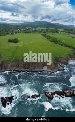Vue aérienne sur les rochers dans la mer, les grandes vagues et belle plage rocheuse près de Varvara, Bulgarie Banque D'Images