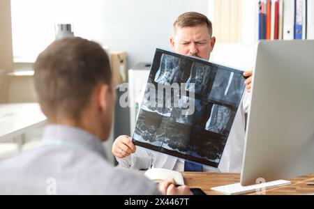 L'examen par tomodensitométrie GP la détection de problème au travail de bureau Banque D'Images