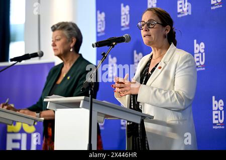 Gand, Belgique. 30 avril 2024. Ylva Johansson, commissaire européenne aux affaires intérieures et secrétaire d’État à la politique d’asile et de migration Nicole de Moor, photographiée lors d’une conférence ministérielle sur la mise en œuvre et l’opérationnalisation du Pacte européen sur l’asile et la migration, à Gand, mardi 30 avril 2024. BELGA PHOTO DIRK WAEM crédit : Belga News Agency/Alamy Live News Banque D'Images