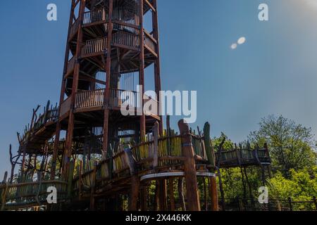 Tour d'observation en bois avec escalier sinueux au sommet de la montagne par jour ensoleillé avec ciel bleu en Corée du Sud Banque D'Images