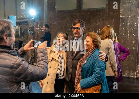 Barcelone, Espagne. 30 avril 2024. Salvador Illa présente une plateforme de soutien où des artistes et acteurs de la scène catalane ont présenté un manifeste en faveur de la candidature de Salvador Illa aux élections catalanes du 12 mai. Salvador Illa presenta una plataforma de apoyo donde artistas y actores de la escena catalana han presentado un manifiesto a favor de la candidature de Salvador Illa para las elecciones catalanas del pr-ximo 12 de Mayo. Sur la photo:salvador illa News Politics -Barcelone, Espagne mardi 30 avril 2024 (photo par Eric Renom/LaPresse) crédit : LaPresse/Alamy Live News Banque D'Images