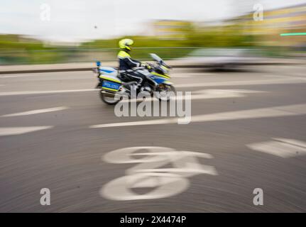 Mainz, Allemagne. 26 avril 2024. Un policier conduit sa moto à travers le centre-ville. Crédit : Andreas Arnold/dpa/Alamy Live News Banque D'Images