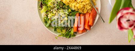 Délicieux petits déjeuners sains, bouillie de bulgur au poisson de saumon rouge et un mélange de salade avec des légumes frais, de l'avocat et diverses graines, un équilibre sain Banque D'Images