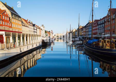 Liva II bateau restaurant amarré, navires et coloré 17ème siècle d'immeubles à appartements et maisons le long de la canal de Nyhavn, Copenhague, Danemark Banque D'Images