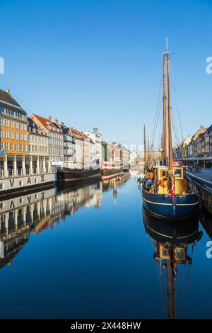 Liva II bateau restaurant amarré, navires et coloré 17ème siècle d'immeubles à appartements et maisons le long de la canal de Nyhavn, Copenhague, Danemark Banque D'Images