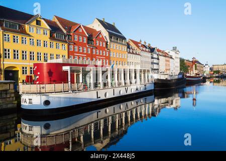 Liva II bateau restaurant amarré, navires et coloré 17ème siècle d'immeubles à appartements et maisons le long de la canal de Nyhavn, Copenhague, Danemark Banque D'Images