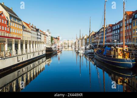 Liva II bateau restaurant amarré, navires et coloré 17ème siècle d'immeubles à appartements et maisons le long de la canal de Nyhavn, Copenhague, Danemark Banque D'Images