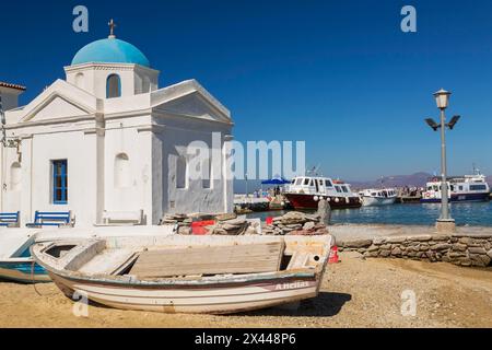 Bateaux de pêche échoués et église orthodoxe grecque traditionnelle, vieux port, ville de Mykonos, île de Mykonos, Grèce Banque D'Images