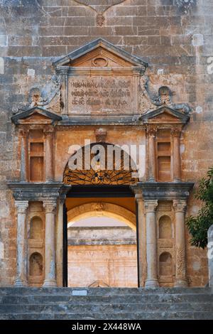 Marches en pierre et entrée voûtée avec colonnes doriques au monastère de la Sainte Trinité (Agia Triada), péninsule d'Akrotiri, région de la Canée, île de Crète, Grèce Banque D'Images