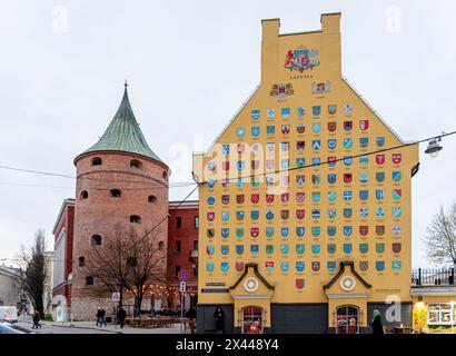 Armoiries des municipalités lettones murales et tour de poudre, Riga, Lettonie Banque D'Images