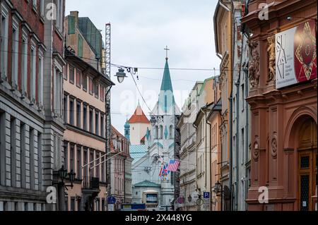 Regardant dans une rue de Riga vers une église, Riga, Lettonie Banque D'Images