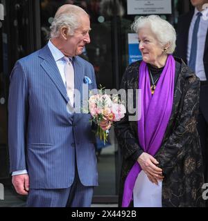 Londres, Royaume-Uni. 30 avril 2024. Le roi Charles et la reine Camilla visitent le Centre de cancérologie UCH Macmillan à Londres. C'est le premier engagement public dans une démarche du roi pour retourner au service public après son diagnostic de cancer. Crédit : Imageplotter/Alamy Live News Banque D'Images