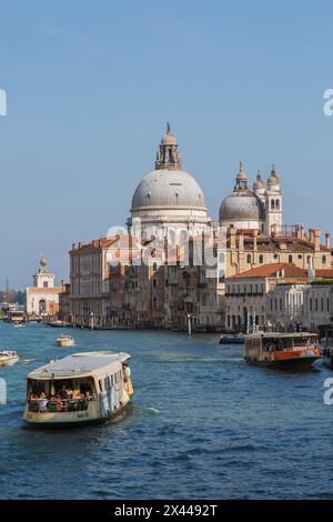 Vaporettos et bateaux-taxis sur le Grand canal avec des bâtiments de palais de style Renaissance et la basilique Santa Maria della Salute, Dorsoduro Banque D'Images