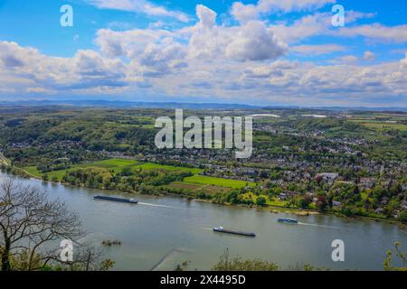 Vue de Drachenfels, montagne dans le Siebengebirge sur le Rhin avec des cargos entre Koenigswinter et Bad Honnef, Rhénanie du Nord-Westphalie Banque D'Images