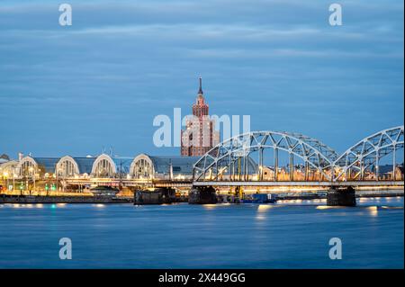 Vue de Riga, y compris l'Académie lettone des sciences, Riga, Lettonie Banque D'Images
