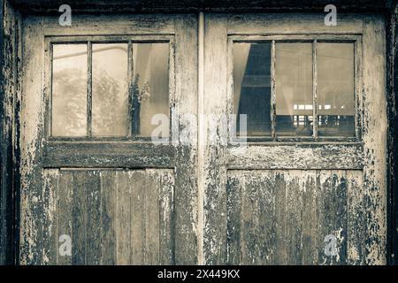 Ancienne entrée d'usine avec peinture pelable Banque D'Images