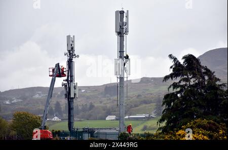 Des ingénieurs télécoms travaillent sur un mât à Ardara, dans le comté de Donegal, en Irlande. Banque D'Images