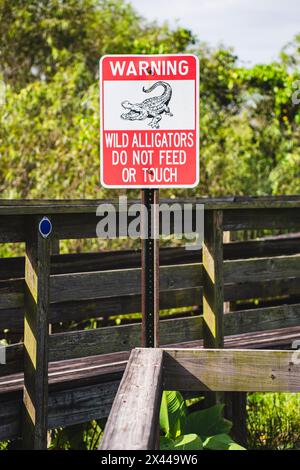 Panneau d'avertissement alligator, Miccosukee Tribe Island, US Highway 41, Miami, Everglades, Floride, États-Unis Banque D'Images