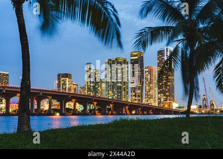 Skyline du centre-ville de Miami la nuit depuis Venetian Causeway Park, Miami, Floride, États-Unis Banque D'Images