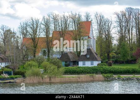 Église, maisons au toit de chaume, arbres, Sieseby, Schlei, Schleswig-Holstein, Allemagne Banque D'Images