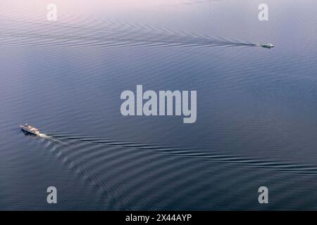 Navires sur le lac de Constance, structure des vagues, vue aérienne, Friedrichshafen, Bade-Wuerttemberg, Allemagne Banque D'Images