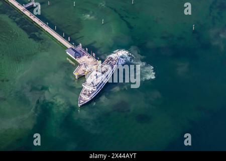 Débarcadère avec bateau d'excursion SCHWABEN de la flotte Blanche, vue aérienne au printemps avec eau turquoise, Immenstaad sur le lac de Constance Banque D'Images