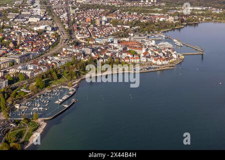Vol dans un zeppelin au-dessus du lac de Constance, vue aérienne, Friedrichshafen avec port de plaisance, jetée et port, Friedrichshafen, Bade-Wuerttemberg Banque D'Images