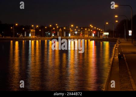 Écluse sur le canal Rhin-Herne à Oberhausen-Lirich, à l'heure bleue, le soir, Oberhausen, région de la Ruhr, Rhénanie du Nord-Westphalie, Allemagne Banque D'Images