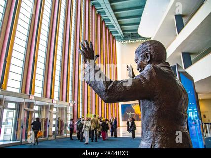 Statue de Nelson Mandela dans le hall d'entrée du siège de l'ONU à New York Banque D'Images