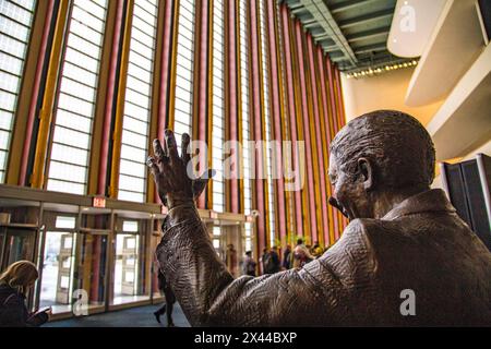 Statue de Nelson Mandela dans le hall d'entrée du siège de l'ONU à New York Banque D'Images