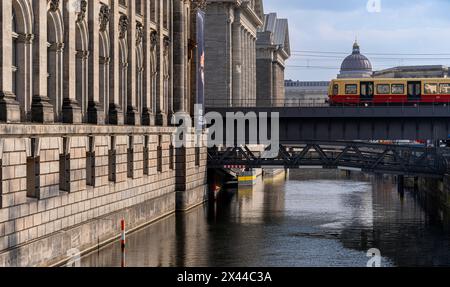 Pont S-Bahn au Musée Bode, Berlin, Allemagne Banque D'Images