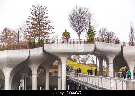 Little Island à l'embarcadère 55, un parc insulaire artificiel dans le fleuve Hudson, Manhattan, New York Banque D'Images
