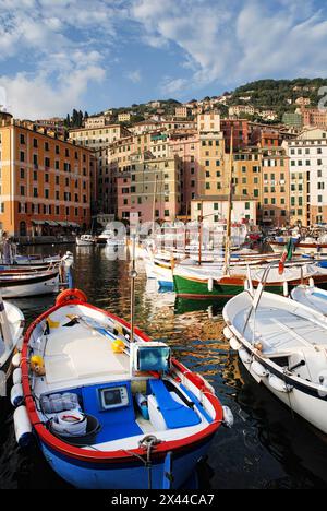 Port de plaisance de Camogli, bateaux et typiques maisons colorées. Destination Voyage Ligury, Italie, Europe. Banque D'Images