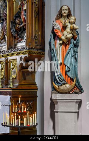 Autel latéral et statue de la Vierge Marie avec bébé Jésus et bougies sacrificielles, église Saint-Martin, Kaufbeuern, Allgaeu, Souabe, Bavière, Allemagne Banque D'Images