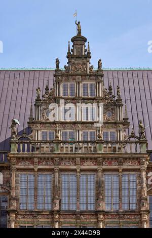 Pignon avec fenêtres et toit de l'hôtel de ville historique de Brême contre un ciel bleu à Brême, ville hanséatique, État de Brême, Allemagne Banque D'Images