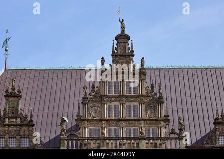 Pignon avec fenêtres et toit de l'hôtel de ville historique de Brême contre un ciel bleu à Brême, ville hanséatique, État de Brême, Allemagne Banque D'Images