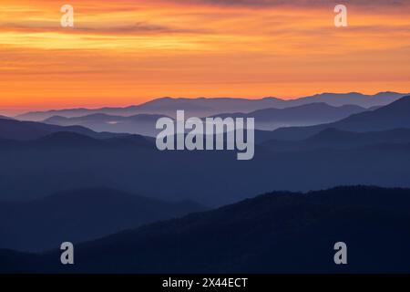 Lever de soleil au printemps, vue sur les montagnes et la brume, depuis la région du dôme de Clingmans, parc national des Great Smoky Mountains, Caroline du Nord Banque D'Images