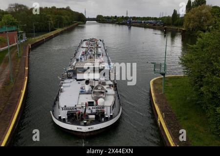 Le pétrolier Wiki quitte le système d'écluse de Wanne-Eickel dans le canal Rhin-Herne sous-marin, Herne, région de la Ruhr, Allemagne Banque D'Images