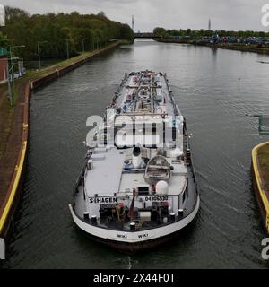 Le pétrolier Wiki quitte le système d'écluse de Wanne-Eickel dans le canal Rhin-Herne sous-marin, Herne, région de la Ruhr, Allemagne Banque D'Images