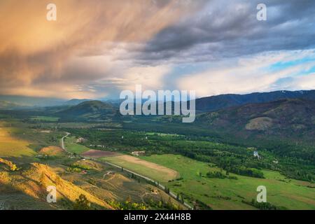 Nuages orageux qui brillent du soleil couchant sur Methow Valley, North Cascades, État de Washington Banque D'Images