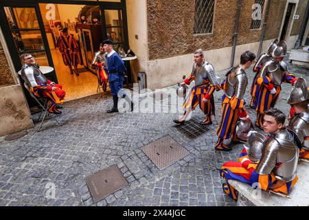 Vatican, Cité du Vatican. 30 avril 2024. Vatican, Cité du Vatican, 30 avril 2024. La Garde suisse du Vatican recrute une pause pendant la répétition de leur prochaine cérémonie d'assermentation. 34 nouveaux gardes suisses devraient prêter serment dans la cour de garnissage Damaso le 6 mai. Crédit : Riccardo de Luca - Actualiser les images/Alamy Live News Banque D'Images