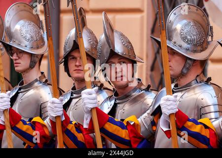 Vatican, Cité du Vatican. 30 avril 2024. Vatican, Cité du Vatican, 30 avril 2024. Les recrues de la Garde suisse du Vatican s'alignent lors de la répétition de leur prochaine cérémonie d'assermentation. 34 nouveaux gardes suisses devraient prêter serment dans la cour de garnissage Damaso le 6 mai. Crédit : Riccardo de Luca - Actualiser les images/Alamy Live News Banque D'Images