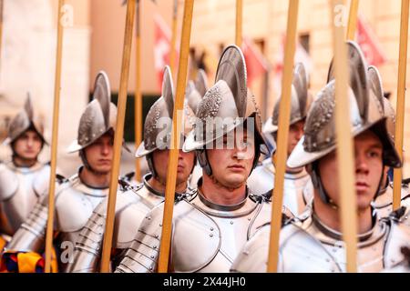 Vatican, Cité du Vatican. 30 avril 2024. Vatican, Cité du Vatican, 30 avril 2024. La Garde suisse du Vatican recrute marche lors de la répétition de leur prochaine cérémonie d'assermentation. 34 nouveaux gardes suisses devraient prêter serment dans la cour de garnissage Damaso le 6 mai. Crédit : Riccardo de Luca - Actualiser les images/Alamy Live News Banque D'Images