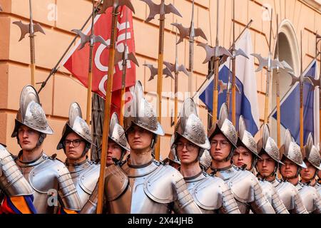 Vatican, Cité du Vatican. 30 avril 2024. Vatican, Cité du Vatican, 30 avril 2024. La Garde suisse du Vatican recrute marche lors de la répétition de leur prochaine cérémonie d'assermentation. 34 nouveaux gardes suisses devraient prêter serment dans la cour de garnissage Damaso le 6 mai. Crédit : Riccardo de Luca - Actualiser les images/Alamy Live News Banque D'Images