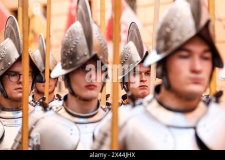 Vatican, Cité du Vatican. 30 avril 2024. Vatican, Cité du Vatican, 30 avril 2024. La Garde suisse du Vatican recrute marche lors de la répétition de leur prochaine cérémonie d'assermentation. 34 nouveaux gardes suisses devraient prêter serment dans la cour de garnissage Damaso le 6 mai. Crédit : Riccardo de Luca - Actualiser les images/Alamy Live News Banque D'Images