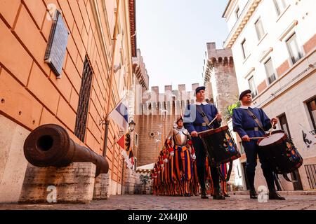 Vatican, Cité du Vatican. 30 avril 2024. Vatican, Cité du Vatican, 30 avril 2024. La Garde suisse du Vatican recrute marche lors de la répétition de leur prochaine cérémonie d'assermentation. 34 nouveaux gardes suisses devraient prêter serment dans la cour de garnissage Damaso le 6 mai. Crédit : Riccardo de Luca - Actualiser les images/Alamy Live News Banque D'Images