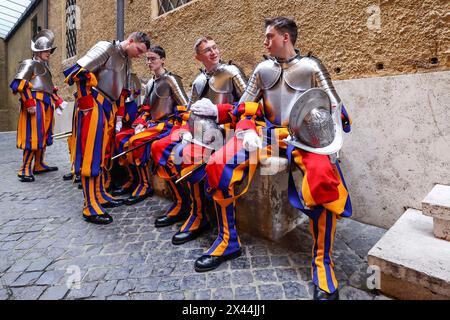 Vatican, Cité du Vatican. 30 avril 2024. Vatican, Cité du Vatican, 30 avril 2024. La Garde suisse du Vatican recrute une pause pendant la répétition de leur prochaine cérémonie d'assermentation. 34 nouveaux gardes suisses devraient prêter serment dans la cour de garnissage Damaso le 6 mai. Crédit : Riccardo de Luca - Actualiser les images/Alamy Live News Banque D'Images